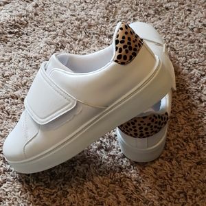 Qupid white sneakers with leopard print